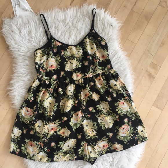 ✨Urban Outfitters Kimchi Blue Romper W/ Pockets✨ - Picture 1 of 5